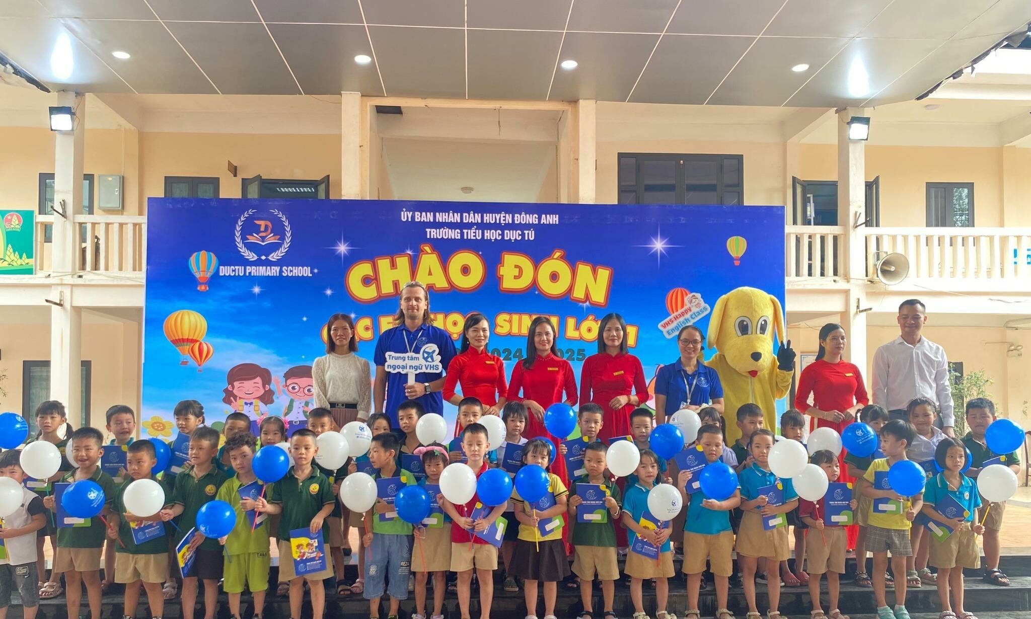 Ngoại ngữ VHS chào đón các em học sinh lớp 1 tại Tiểu học Dục Tú